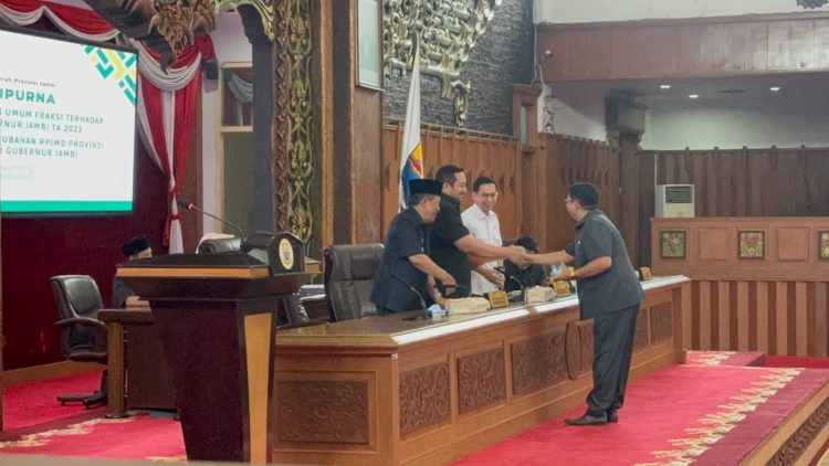 Rapat Paripurna terkait Pandangan Umum Fraksi Terhadap Nota Pengantar LKPJ Gubernur Jambi di Gedung DPRD Provinsi Jambi, Sabtu (30/3). (Dok. Hadian - Humas)