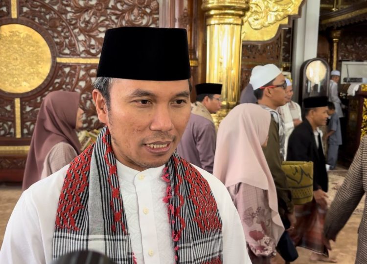 Edi Purwanto saat di wawancarai usai Shalat Idul Fitri di Masjid Agung Al Falah Jambi, Rabu (10/4). (Dok. Hadian - Humas)