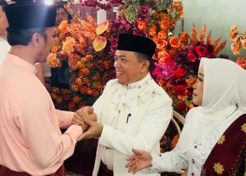 Ketua DPRD Jambi beserta Istri Hadiri Akad Nikah Putri Gubernur Jambi, Esy-Iqbal, di Masjid Agung Al Falah Jambi. Jumat (19/4). (Dok. Hadian)