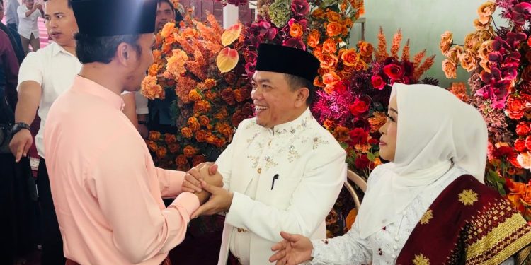 Ketua DPRD Jambi beserta Istri Hadiri Akad Nikah Putri Gubernur Jambi, Esy-Iqbal, di Masjid Agung Al Falah Jambi. Jumat (19/4). (Dok. Hadian)