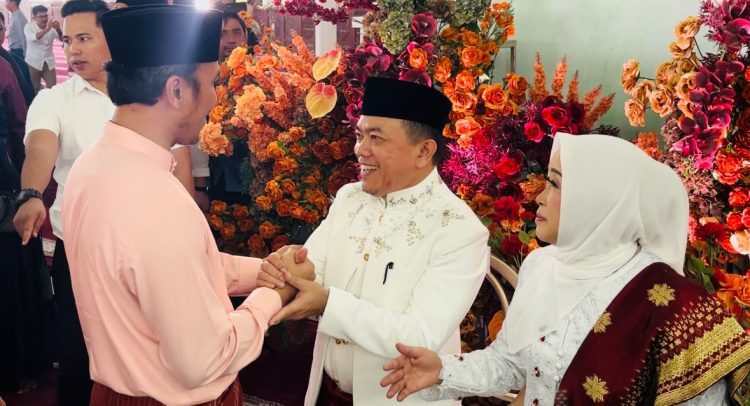 Ketua DPRD Jambi beserta Istri Hadiri Akad Nikah Putri Gubernur Jambi, Esy-Iqbal, di Masjid Agung Al Falah Jambi. Jumat (19/4). (Dok. Hadian)