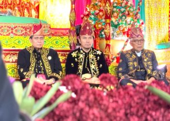 Ketua DPRD Provinsi Jambi, Edi Purwanto bersama dengan istri menghadiri resepsi pernikahan Esy Risdianti dan Muhammad Iqbal Putra, di Ratu Convention Center. Sabtu (20/4). (Dok. Hadian Humas)