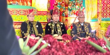 Ketua DPRD Provinsi Jambi, Edi Purwanto bersama dengan istri menghadiri resepsi pernikahan Esy Risdianti dan Muhammad Iqbal Putra, di Ratu Convention Center. Sabtu (20/4). (Dok. Hadian Humas)