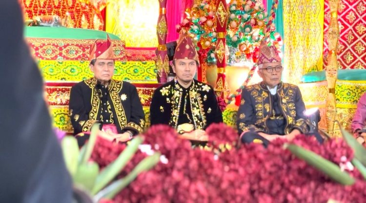 Ketua DPRD Provinsi Jambi, Edi Purwanto bersama dengan istri menghadiri resepsi pernikahan Esy Risdianti dan Muhammad Iqbal Putra, di Ratu Convention Center. Sabtu (20/4). (Dok. Hadian Humas)