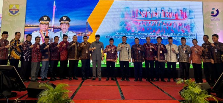 Poto bersama pada Musrenbang RKPD Provinsi Jambi Tahun 2025 di BW Luxury Jambi. Kamis (25/4). (Dok. Hadian - Humas)