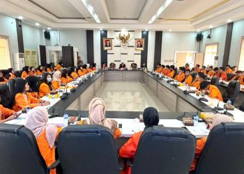 Edi Purwanto saat memberikan Materi Kuliah kepada 84 Mahasiswa Fakultas Hukum UNJA, Selasa siang (4/6) di Ruang Banggar DPRD Provinsi Jambi (Dok. Humas - Hadian)