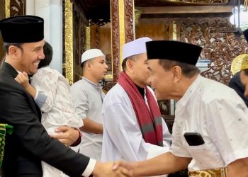 Ketua DPRD Jambi Beserta Keluarga Shalat Idul Adha di Masjid Al Falah Jambi, Senin (17/6). (Dok. hadian - Humas)