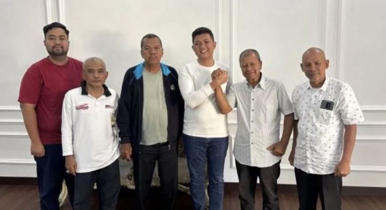 Ketua DPRD Provinsi Jambi M. Hafiz Fattah (tengah) berfoto bersama perwakilan Forum Warga Tolak Zona Merah usai pertemuan di rumah dinas Ketua DPRD Jambi, Minggu (18/1/2026).